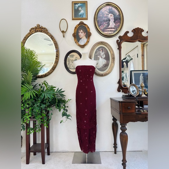 Dresses & Skirts - Vintage Burgundy Beaded Strapless Gown - Size 6